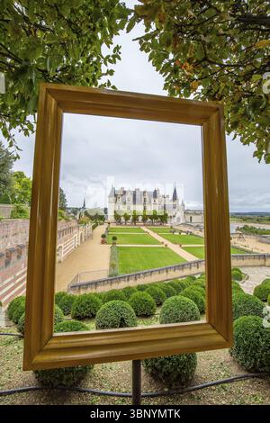 Amboise, France -16 octobre 2019 : vue sur le magnifique parc et les jardins du Château d'Amboise au-dessus du vieux centre de la ville, Amboise, Frankri Banque D'Images