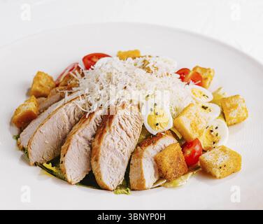 Salade césar fraîche dans une assiette blanche Banque D'Images