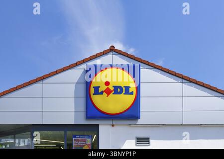 Cologne, Allemagne, 14 mai 2025 : Lidl signe publicitaire sur le pignon d'un magasin à Cologne Ehrenfeld par une journée ensoleillée avec un ciel bleu, Europe Banque D'Images