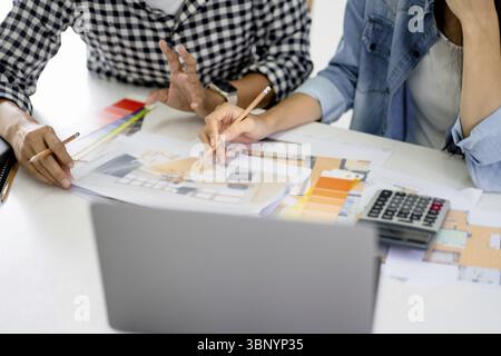 Équipe de concepteurs d'architectes asiatiques travaillant ensemble réunion dans le bureau de démarrage Banque D'Images