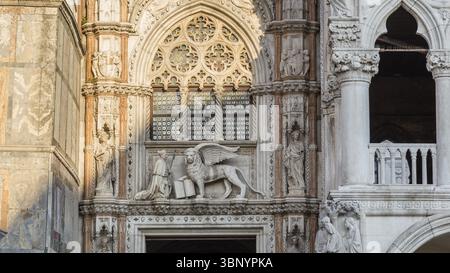 Statues sur la façade de la cathédrale Basilique Saint-Marc. Piazza San Marco, Venise, Italy, Venezia, Italie, Europe Banque D'Images