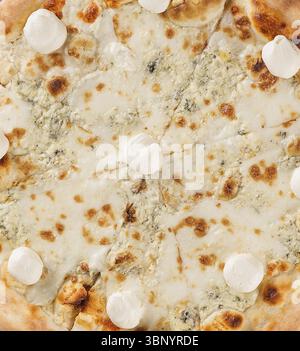 Nature morte, délicieuse pizza fraîche avec quatre fromages et crème coupés en tranches Banque D'Images