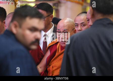 Les célébrations de l'anniversaire de naissance du Dalaï Lama, à Dharamshala, en Inde le chef spirituel tibétain, le Dalaï Lama C, arrive pour assister à une cérémonie d'offrande de prière de longue vie pour lui à la veille de son 90e anniversaire de naissance au temple tibétain principal, de Tsuglagkhang, à McLeod Ganj, près de Dharamshala, en Inde, le 05 juillet 2025. Le 14e Dalaï-lama, le 2 juillet 2025, a réaffirmé que la lignée sacrée des Dalaï-lamas perdurera. Déclarant sans équivoque que l’institution se poursuivra au-delà de sa vie, le chef spirituel tibétain a confié la responsabilité d’identifier son successeur au G. Banque D'Images