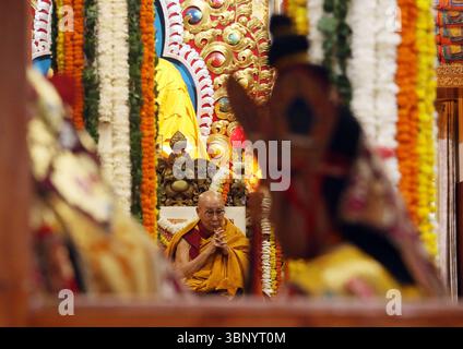 Célébrations de l'anniversaire de naissance du Dalaï Lama, à Dharamshala, Inde Chef spirituel tibétain le Dalaï Lama assiste à une cérémonie de prière de longue durée pour lui la veille de son 90e anniversaire de naissance au temple tibétain principal de Tsuglagkhang, à McLeod Ganj, près de Dharamshala, en Inde, le 05 juillet 2025. Le 14e Dalaï-lama, le 2 juillet 2025, a réaffirmé que la lignée sacrée des Dalaï-lamas perdurera. Déclarant sans équivoque que l'institution se poursuivra au-delà de sa vie, le chef spirituel tibétain a confié la responsabilité d'identifier son successeur au Gaden Phodrang Banque D'Images