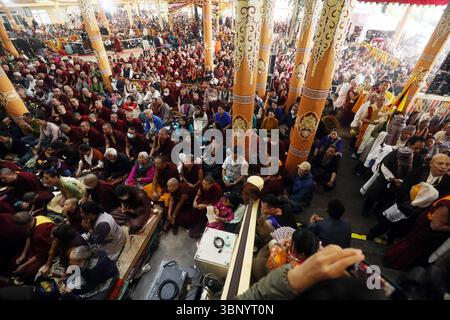 Célébrations de l'anniversaire de naissance du Dalaï Lama, à Dharamshala, Inde les disciples assistent à une cérémonie d'offrande de prière de longue durée pour le chef spirituel tibétain, le Dalaï Lama non représenté, à la veille de son 90e anniversaire de naissance au temple tibétain principal de Tsuglagkhang, à McLeod Ganj, près de Dharamshala, Inde, le 05 juillet 2025. Le 14e Dalaï-lama, le 2 juillet 2025, a réaffirmé que la lignée sacrée des Dalaï-lamas perdurera. Déclarant sans équivoque que l’institution se poursuivra au-delà de sa vie, le chef spirituel tibétain a confié la responsabilité d’identifier son successeur Banque D'Images