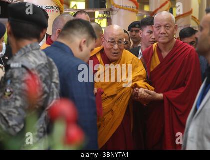 Les célébrations de l'anniversaire de naissance du Dalaï Lama, à Dharamshala, en Inde le chef spirituel tibétain, le Dalaï Lama C, arrive pour assister à une cérémonie d'offrande de prière de longue vie pour lui à la veille de son 90e anniversaire de naissance au temple tibétain principal, de Tsuglagkhang, à McLeod Ganj, près de Dharamshala, en Inde, le 05 juillet 2025. Le 14e Dalaï-lama, le 2 juillet 2025, a réaffirmé que la lignée sacrée des Dalaï-lamas perdurera. Déclarant sans équivoque que l’institution se poursuivra au-delà de sa vie, le chef spirituel tibétain a confié la responsabilité d’identifier son successeur au G. Banque D'Images