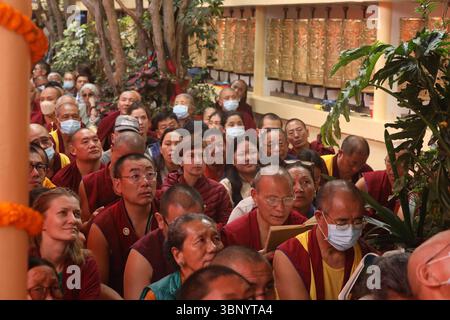Célébrations de l'anniversaire de naissance du Dalaï Lama, à Dharamshala, Inde les disciples assistent à une cérémonie d'offrande de prière de longue durée pour le chef spirituel tibétain, le Dalaï Lama non représenté, à la veille de son 90e anniversaire de naissance au temple tibétain principal de Tsuglagkhang, à McLeod Ganj, près de Dharamshala, Inde, le 05 juillet 2025. Le 14e Dalaï-lama, le 2 juillet 2025, a réaffirmé que la lignée sacrée des Dalaï-lamas perdurera. Déclarant sans équivoque que l’institution se poursuivra au-delà de sa vie, le chef spirituel tibétain a confié la responsabilité d’identifier son successeur Banque D'Images