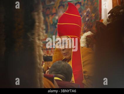 Célébrations de l'anniversaire de naissance du Dalaï Lama, à Dharamshala, Inde Chef spirituel tibétain le Dalaï Lama assiste à une cérémonie de prière de longue durée pour lui la veille de son 90e anniversaire de naissance au temple tibétain principal de Tsuglagkhang, à McLeod Ganj, près de Dharamshala, en Inde, le 05 juillet 2025. Le 14e Dalaï-lama, le 2 juillet 2025, a réaffirmé que la lignée sacrée des Dalaï-lamas perdurera. Déclarant sans équivoque que l'institution se poursuivra au-delà de sa vie, le chef spirituel tibétain a confié la responsabilité d'identifier son successeur au Gaden Phodrang Banque D'Images