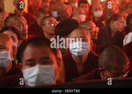 Célébrations de l'anniversaire de naissance du Dalaï Lama, à Dharamshala, Inde les disciples assistent à une cérémonie d'offrande de prière de longue durée pour le chef spirituel tibétain, le Dalaï Lama non représenté, à la veille de son 90e anniversaire de naissance au temple tibétain principal de Tsuglagkhang, à McLeod Ganj, près de Dharamshala, Inde, le 05 juillet 2025. Le 14e Dalaï-lama, le 2 juillet 2025, a réaffirmé que la lignée sacrée des Dalaï-lamas perdurera. Déclarant sans équivoque que l’institution se poursuivra au-delà de sa vie, le chef spirituel tibétain a confié la responsabilité d’identifier son successeur Banque D'Images