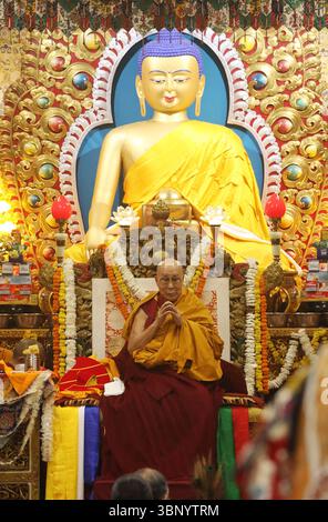 Célébrations de l'anniversaire de naissance du Dalaï Lama, à Dharamshala, Inde Chef spirituel tibétain le Dalaï Lama assiste à une cérémonie de prière de longue durée pour lui la veille de son 90e anniversaire de naissance au temple tibétain principal de Tsuglagkhang, à McLeod Ganj, près de Dharamshala, en Inde, le 05 juillet 2025. Le 14e Dalaï-lama, le 2 juillet 2025, a réaffirmé que la lignée sacrée des Dalaï-lamas perdurera. Déclarant sans équivoque que l'institution se poursuivra au-delà de sa vie, le chef spirituel tibétain a confié la responsabilité d'identifier son successeur au Gaden Phodrang Banque D'Images
