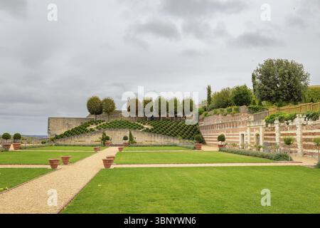 Amboise, France -16 octobre 2019 : vue sur le magnifique parc et les jardins du Château d'Amboise au-dessus du vieux centre de la ville, Amboise, Frankri Banque D'Images