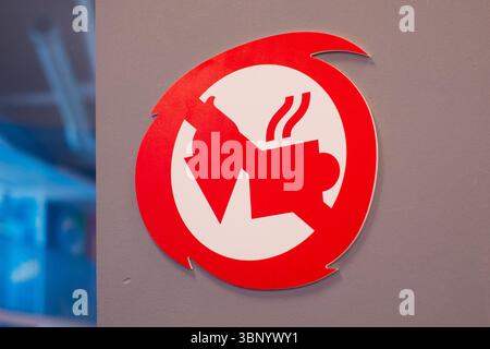 Gobelet et cornet de crème glacée barrés. Manger et boire interdit dans la région. Graphique stylisé moderne sur fond de mur gris. Banque D'Images