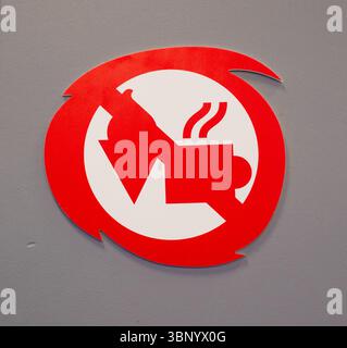 Gobelet et cornet de crème glacée barrés. Manger et boire interdit dans la région. Graphique stylisé moderne sur fond de mur gris. Banque D'Images