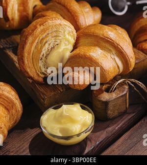 Croissants appétissants sur la table en bois gros plan Banque D'Images