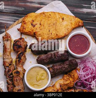 Assortiment de viandes grillées sur la vue de dessus Banque D'Images