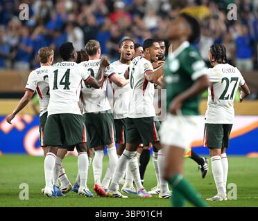 Philadelphie, États-Unis. 4 juillet 2025. Les joueurs de Chelsea célèbrent leur victoire après les quarts de finale entre Palmeiras du Brésil et Chelsea d'Angleterre lors de la Coupe du monde des clubs de la FIFA 2025 à Philadelphie, États-Unis, le 4 juillet 2025. Crédit : Wu Xiaoling/Xinhua/Alamy Live News Banque D'Images