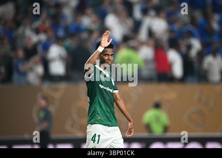 Philadelphie, États-Unis. 4 juillet 2025. Estevao de Palmeiras salue la foule après les quarts de finale entre Palmeiras du Brésil et Chelsea d'Angleterre lors de la Coupe du monde des clubs de la FIFA 2025 à Philadelphie, aux États-Unis, le 4 juillet 2025. Crédit : Wu Xiaoling/Xinhua/Alamy Live News Banque D'Images