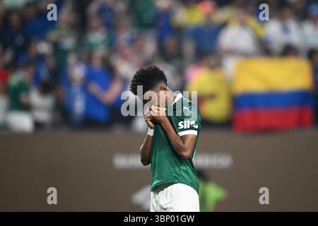 Philadelphie, États-Unis. 4 juillet 2025. Estevao de Palmeiras embrasse le maillot après les quarts de finale entre Palmeiras du Brésil et Chelsea d'Angleterre lors de la Coupe du monde des clubs de la FIFA 2025 à Philadelphie, États-Unis, le 4 juillet 2025. Crédit : Wu Xiaoling/Xinhua/Alamy Live News Banque D'Images