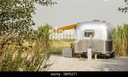 Camping-Airstream dans un camping aux Pays-Bas Banque D'Images