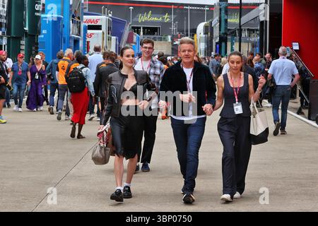 Silverstone, Royaume-Uni. 05 juillet 2025. Gordon Ramsay (GBR) Celebrity Chef (Centre) avec sa femme Tana Ramsay (GBR) (à droite) et sa fille Holly Anna Ramsay (GBR) (à gauche). 05.07.2025. Championnat du monde de formule 1, Rd 12, Grand Prix de Grande-Bretagne, Silverstone, Angleterre, jour de qualification. Crédit : James Moy/Alamy Live News Banque D'Images