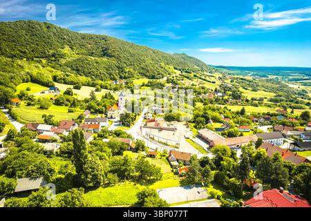 Village de Kalnik et collines de montagne vue aérienne, région de Prigorje en Croatie Banque D'Images