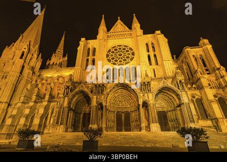 Avec vue sur la rue de la Cathédrale Notre Dame de Chartres ou Notre-Dame de Chartres en France par nuit Banque D'Images