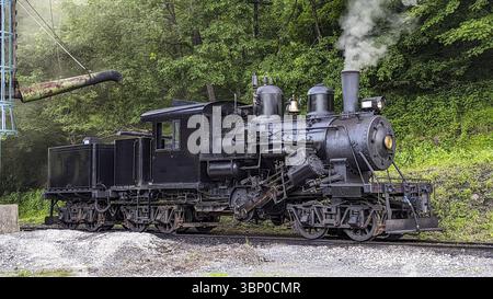 Une vue latérale d'une locomotive à vapeur antique Climax se réchauffant pour une journée de travail Banque D'Images