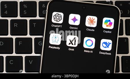 Intelligence artificielle applications comme ChatGPT Gemini CoPilot et Meta ai affichées sur téléphone mobile Banque D'Images