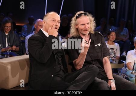 Joja Wendt, Musiker, und Holger Hübner, Wacken-Gründer, zu Gast in der NDR Talk Show, Fototermin am 4.7.2025 vor der Sendung im 3. Programm des NDR Fernsehen, Fernsehstudio Hamburg Lokstedt *** Joja Wendt, musicienne, et Holger Hübner, fondateur de Wacken, invités dans le Talk Show NDR, séance photo le 4 7 2025 avant le programme dans le programme 3 de NDR Television, studio de télévision Hamburg Lokstedt Banque D'Images