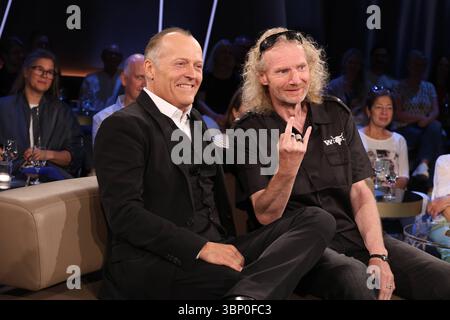 Joja Wendt, Musiker, und Holger Hübner, Wacken-Gründer, zu Gast in der NDR Talk Show, Fototermin am 4.7.2025 vor der Sendung im 3. Programm des NDR Fernsehen, Fernsehstudio Hamburg Lokstedt *** Joja Wendt, musicienne, et Holger Hübner, fondateur de Wacken, invités dans le Talk Show NDR, séance photo le 4 7 2025 avant le programme dans le programme 3 de NDR Television, studio de télévision Hamburg Lokstedt Banque D'Images