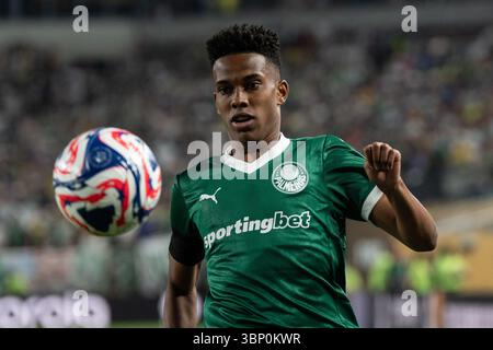 Philadelphie, Pennsylvanie, États-Unis. 4 juillet 2025. Vanderlan (6 ans) de Palmeiras contrôle le ballon lors de la Coupe du monde des clubs FIFA 2025 : match de quart de finale du Chelsea FC vs Palmeiras au Lincoln Financial Field à Philadelphie, Pennsylvanie, le 4 juillet 2025. Chelsea a gagné 2 à 1 et progresse pour jouer en demi-finale. (Crédit image : © Lev Radin/Pacific Press via ZUMA Press Wire) USAGE ÉDITORIAL SEULEMENT ! Non destiné à UN USAGE commercial ! Banque D'Images