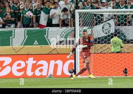 Philadelphie, Pennsylvanie, États-Unis. 4 juillet 2025. Le gardien de but Weverton (21 ans) de Palmeiras en action lors de la Coupe du monde des clubs FIFA 2025 : match de quart de finale du Chelsea FC vs Palmeiras au Lincoln Financial Field à Philadelphie, Pennsylvanie, le 4 juillet 2025. Chelsea a gagné 2 à 1 et progresse pour jouer en demi-finale. (Crédit image : © Lev Radin/Pacific Press via ZUMA Press Wire) USAGE ÉDITORIAL SEULEMENT ! Non destiné à UN USAGE commercial ! Banque D'Images