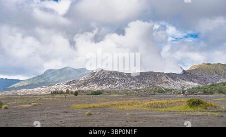 Panorama paysager panoramique du volcan actif du mont bromo à l'intérieur de la caldeira de Tengger, parc national bromo Tengger Semeru, Java oriental, Indonésie Banque D'Images