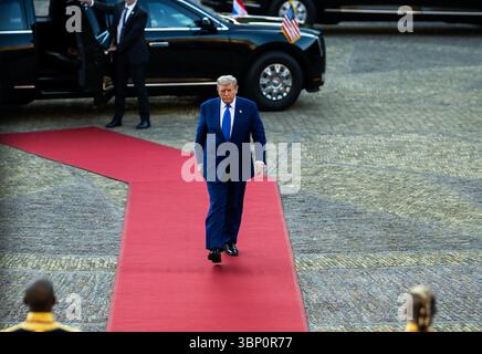 Le président Donald Trump arrive au palais huis Ten Bosch avant de saluer le roi Willem-Alexander et la reine Maxima des pays-Bas avant le 202 Banque D'Images