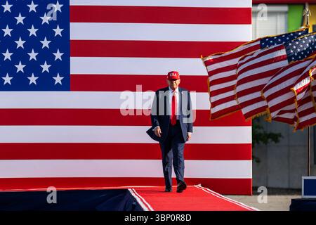 Le président Donald Trump arrive à la célébration Salute to America, jeudi 3 juillet 2025, au parc des expositions de l'État de l'Iowa à des Moines, Iowa. Banque D'Images