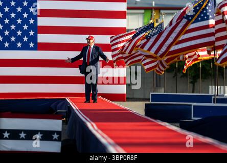 Le président Donald Trump arrive à la célébration Salute to America, jeudi 3 juillet 2025, au parc des expositions de l'État de l'Iowa à des Moines, Iowa. Banque D'Images