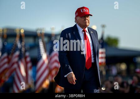 Le président Donald Trump arrive à la célébration Salute to America, jeudi 3 juillet 2025, au parc des expositions de l'État de l'Iowa à des Moines, Iowa. Banque D'Images