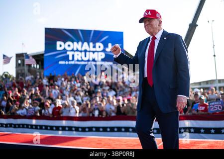 Le président Donald Trump arrive à la célébration Salute to America, jeudi 3 juillet 2025, au parc des expositions de l'État de l'Iowa à des Moines, Iowa. (Offic Banque D'Images