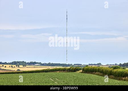 Le mât de transmission Belmont est une imposante structure de télécommunications située au milieu du paysage pittoresque des Lincolnshire Wolds. Banque D'Images