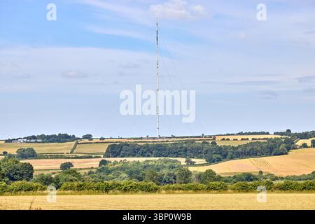 Le mât de transmission Belmont est une imposante structure de télécommunications située au milieu du paysage pittoresque des Lincolnshire Wolds. Banque D'Images