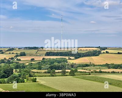 Le mât de transmission Belmont est une imposante structure de télécommunications située au milieu du paysage pittoresque des Lincolnshire Wolds. Banque D'Images