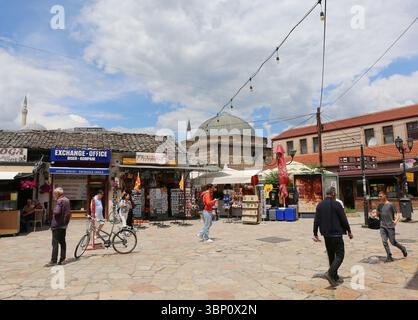 Skopje, Macédoine du Nord- 28 mai 2025 : des gens non identifiés marchant au Vieux Bazar Banque D'Images