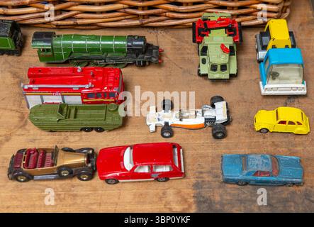 Une sélection de voitures jouets pour enfants train pour la vente sur exposition aux enchères, Royaume-Uni Banque D'Images