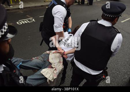 Londres, Royaume-Uni, le 25 juin 2025 - la demande des jeunes cible le flotteur de Cisco à la London Pride, avec quatre activistes l'empêchant de bouger, deux assis devant lui et deux assis au sommet, exigeant que la Société coupe ses liens avec Israël. Crédit : Will Colebourne/Alamy Live News Banque D'Images
