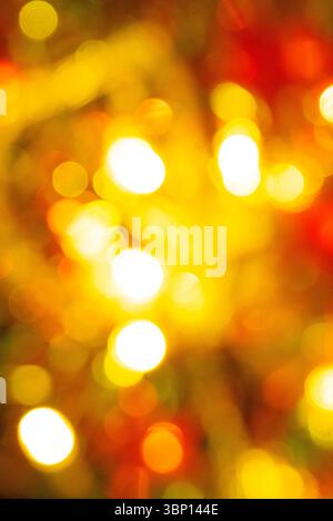 Lumières de Noël floues verticales avec atmosphère chaleureuse. Banque D'Images