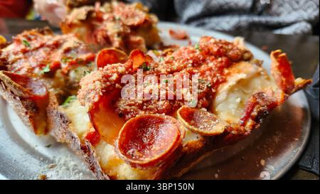 Gros plan de la pizza croustillante au pepperoni style Detroit avec parmesan et sauce Banque D'Images