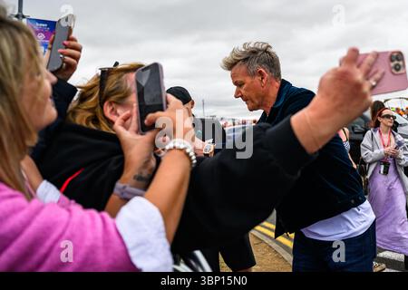 TOWCESTER, ROYAUME-UNI. 05 juillet : le célèbre chef Gordon Ramsey a été accueilli par le fan lors du Grand Prix de Grande-Bretagne de Qatar Airways 2025 sur le circuit de Silverstone le samedi 5 juillet 2025 à TOWCESTER, EN ANGLETERRE. Crédit : Taka G Wu/Alamy Live News Banque D'Images