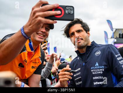 TOWCESTER, ROYAUME-UNI. 05 juillet : Carlos Sainz de Williams Racing arrive lors du Qatar Airways British Grand Prix 2025 sur le circuit de Silverstone le samedi 05 juillet 2025 à TOWCESTER, EN ANGLETERRE. Crédit : Taka G Wu/Alamy Live News Banque D'Images