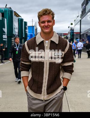 TOWCESTER, ROYAUME-UNI. 05 juillet : Mick Schumacher marche sur le Paddock lors du Qatar Airways British Grand Prix 2025 sur le circuit de Silverstone le samedi 05 juillet 2025 à TOWCESTER, ANGLETERRE. Crédit : Taka G Wu/Alamy Live News Banque D'Images