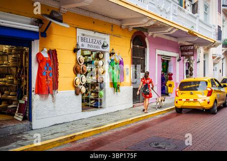 Panama City, Panama, 16 mai 2014 : marcher dans le temps : une figure solitaire sous les échos espagnols-coloniaux Banque D'Images